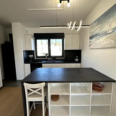Sea And Sky Penthouse, アパート ザダル